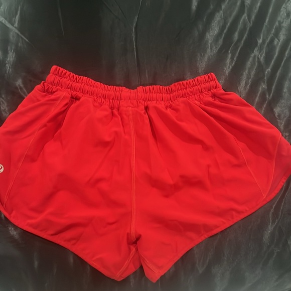 lululemon low raise 2.5 hottt hot shorts size 6 - Picture 6 of 7